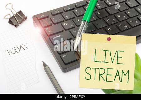 Enseigne à écriture manuscrite Live Stream. Word pour la transmission ou la réception de la couverture vidéo et audio sur le clavier d'ordinateur Internet et Symbol.support d'information pour la communication. Banque D'Images