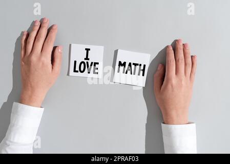 Texte montrant l'inspiration I Love Math. Concept sens à comme beaucoup faire des calculs mathématiques nombre geek personne Businesswoman présentant différentes informations sur deux Notes. Banque D'Images