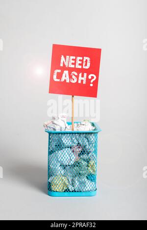 Écrire le texte affichant la question besoin d'argent liquide. Vitrine d'affaires demandant à quelqu'un si vous avez besoin d'argent supplémentaire ou de ne pas case plein de papier d'emballage et message important épinglé sur bâton. Banque D'Images