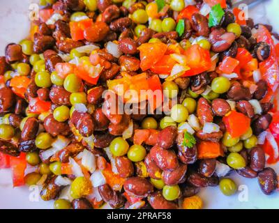 Plat à légumes avec carottes petits pois haricots sur plaque blanche. Banque D'Images