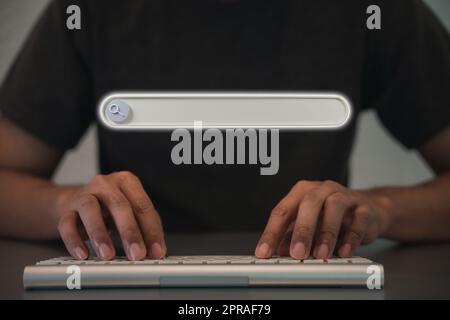 Homme frappe le clavier sans fil pour rechercher des informations sur la barre de la console 3D Banque D'Images