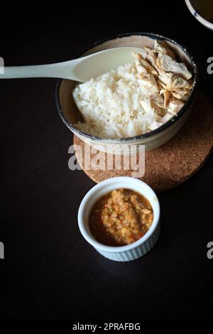 Poulet à la vapeur avec riz . Cuisine THAÏLANDAISE maison Banque D'Images