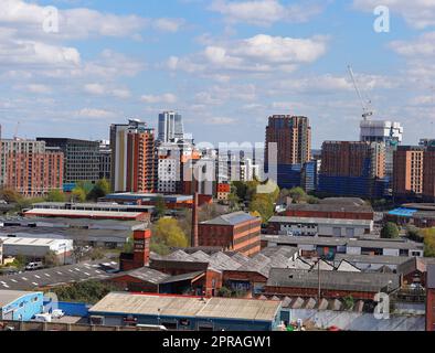 Vue sur le centre-ville de Leeds avec Castleton Mill, Bridgewater place, City Island et les nouveaux appartements Junction (en haut à droite) en construction Banque D'Images