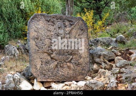 L'Assomption de Marie – quatrième mystère glorieux sur le mont Podbrdo à Medjugorje. Installations de relief en bronze à flanc de colline réalisées par Carmelo Puzzolo. Banque D'Images