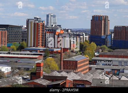 Vue sur le centre-ville de Leeds avec Castleton Mill, Bridgewater place, City Island et les nouveaux appartements Junction (en haut à droite) en construction Banque D'Images