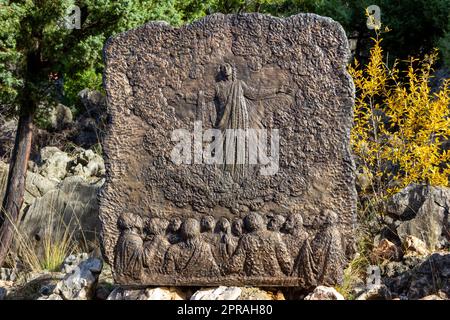 L'Ascension du Seigneur – deuxième mystère glorieux sur le Mont Podbrdo à Medjugorje. Installations de relief en bronze à flanc de colline réalisées par Carmelo Puzzolo. Banque D'Images