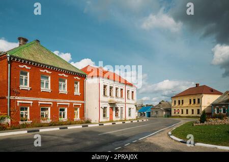 OPSA, district de Braslav, région de Vitebsk, Bélarus. Vue sur les vieilles maisons de la rue Sovetskaya dans la ville d'Agro-ville d'OPSA Banque D'Images