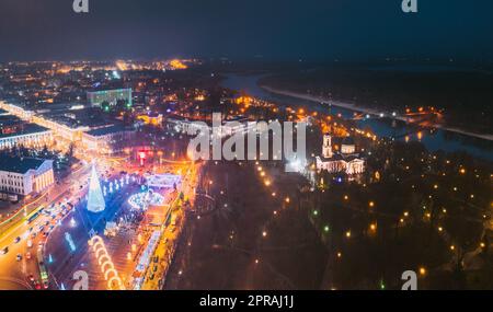 Gomel, Bélarus. Arbre de Noël principal et éclairage festif sur la place de Homel. Nouvelle année en Biélorussie. Vue aérienne de nuit. Cathédrale Pierre et Paul à Rumyantsevers et parc Paskeviches. Site d'intérêt local Banque D'Images