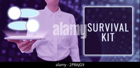 Inspiration montrant le kit de survie des signes. Photo conceptuelle équipement d'urgence collecte d'articles pour aider une femme tenant Pad présentant le graphique S avec échange de données. Banque D'Images