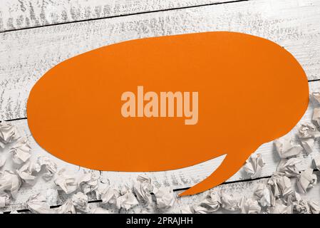 Carnet avec message important sur le bureau avec stylo, crayon, notes, trombones et ciseaux. Bloc-notes avec informations de base sur la table avec fournitures de bureau. Banque D'Images