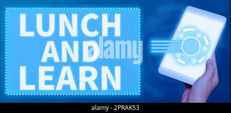 Inspiration montrant l'enseigne déjeuner et apprendre. Mot pour prendre un repas et étudier la motivation pour l'éducation apprendre manger homme d'affaires tenant Une tablette Afficher des symboles numériques pour les présentations. Banque D'Images