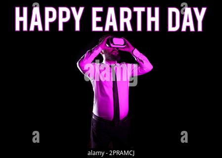 Légende conceptuelle Happy Earth Day. Internet concept célébration mondiale de l'écologie environnement préservation homme d'affaires prenant la formation professionnelle par le biais de lunettes de réalité virtuelle. Banque D'Images