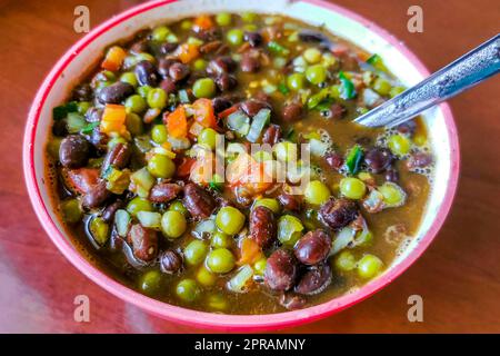 Plat à légumes avec carottes petits pois oignons haricots dans un bol blanc. Banque D'Images