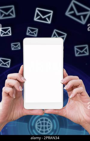 Tablette avec message important sur le presse-papiers, le bloc-notes et le marqueur. Écran du téléphone portable avec les informations de base au-dessus de Notes. Présentation des mises à jour critiques sur le téléphone portable. Banque D'Images