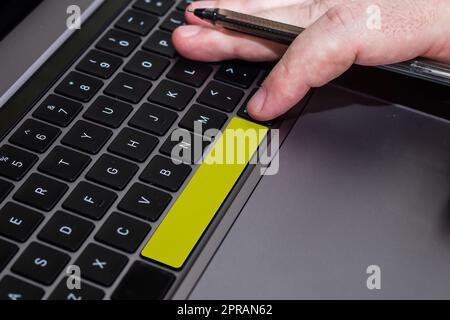 Programmation du programme de saisie, saisie de nouveau des codes de chaîne du programme de débogage, connectivité globale, apprentissage de nouvelles choses, activités de navigation de chat, collecte d'informations Banque D'Images