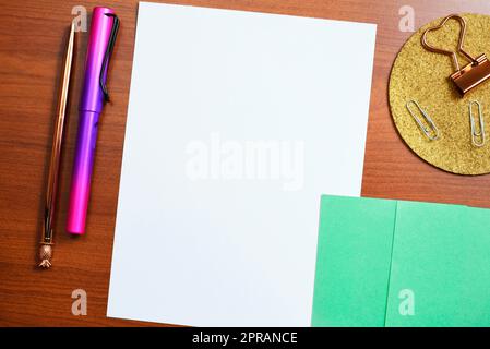 Informations importantes écrites sur trois notes différentes sur le bureau avec téléphone portable et cassette. Messages essentiels sur les mémos de la table. Annonces critiques présentées sur papier. Banque D'Images