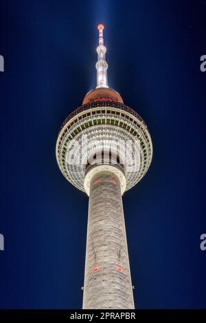 La célèbre tour de télévision de Berlin la nuit vue d'en-dessous Banque D'Images