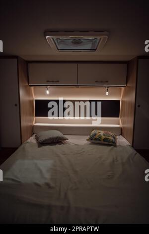 Lit à l'intérieur d'un nouveau camping-car de luxe Banque D'Images