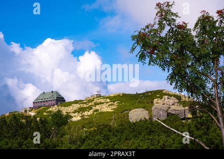 Auberge de tourisme sur Szrenica dans les montagnes géantes Banque D'Images