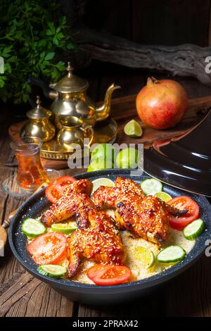 couscous avec ailes de poulet frites épicées Banque D'Images