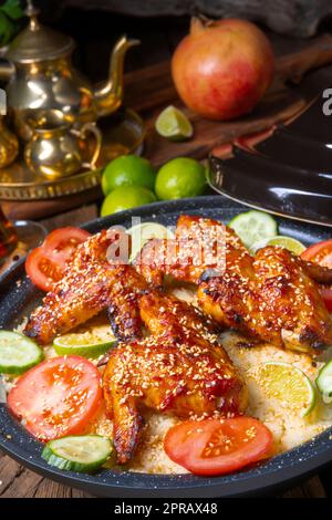 couscous avec ailes de poulet frites épicées Banque D'Images