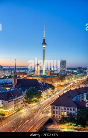 La célèbre tour de télévision et le centre-ville de Berlin la nuit Banque D'Images