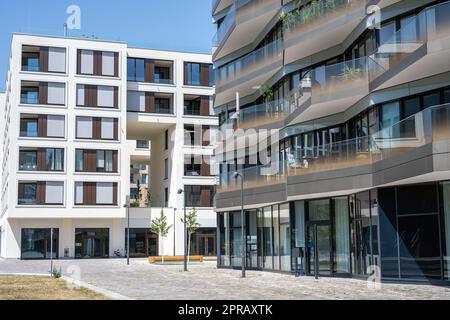 Immeubles modernes d'appartements dans une zone de développement de logements à Berlin, en Allemagne Banque D'Images