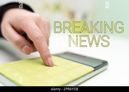 Légende de texte présentant Breaking News. Concept signification annonce de rapport spécial en cours Numéro actuel Flashnews Businesswoman pointant sur la calculatrice sur le bureau avec ordinateur portable. Banque D'Images