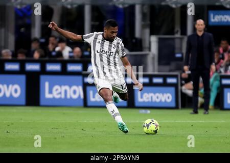 Milan, Italie, 26 avril 2023. Alex Sandro (12 Juventus) en action pendant le match demi-tour de la seconde jambe de Coppa Italia entre le FC Internazionale et le FC Juventus au stade San Siro sur 26 avril 2023 à Milan, en Italie. Crédit: Stefano Nicoli/Speed Media/Alay Live News Banque D'Images