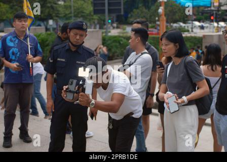 Les touristes font la queue pour prendre des photos des tours Petronas, Kuala Lumpur, Malaisie. Banque D'Images