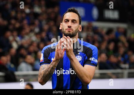 Hakan Calhanoglu (FC Inter) passe la main aux supporters du FC Inter lors de la coupe italienne, Coppa Italia, demi-finales, match de football de 2nd jambes entre le FC Internazionale et le FC Juventus sur 26 avril 2023 au stade Giuseppe Meazza à Milan, Italie - photo Luca Rossini / E-Mage Banque D'Images