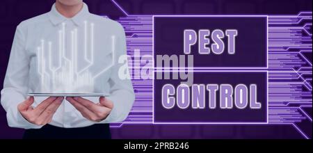 Panneau textuel indiquant le contrôle antiparasitaire. Approche d'entreprise tuer les insectes destructeurs qui attaquent les cultures et le bétail femme tenant la tablette présentant des lignes futuristes et la technologie moderne. Banque D'Images