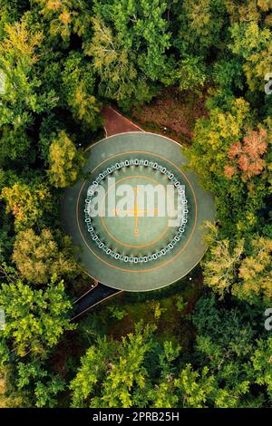 Vue aérienne par drone du panneau Rose of Wind dans le parc de la ville Banque D'Images