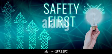 La sécurité d'écriture de texte d'abord. Photo conceptuelle éviter tout risque inutile vivre en toute sécurité être prudent attention femme tenant l'ampoule avec des données et présentant des idées cruciales. Banque D'Images