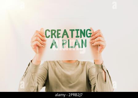Légende de texte présentant la création D'Un plan. Concept d'entreprise définir les étapes à suivre pour une stratégie de projet visant à réussir la femme tenant bannière et la promotion de la marque de l'entreprise pour atteindre les objectifs. Banque D'Images