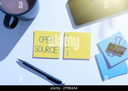 Affichage conceptuel Open Source. Mot écrit sur le logiciel d'identification qui code source original librement disponible idées importantes sur deux Notes sur le bureau avec stylo, téléphone, tasse et trombone. Banque D'Images