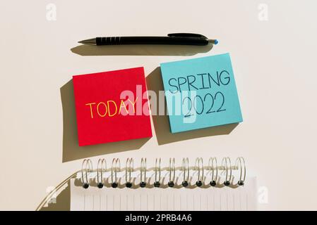 Écriture affichant le texte Spring 2022. Concept d'affaires période de l'année où les fleurs s'élèvent après la saison d'hiver messages importants écrits sur deux notes sur le bureau avec un stylo et un cahier. Banque D'Images