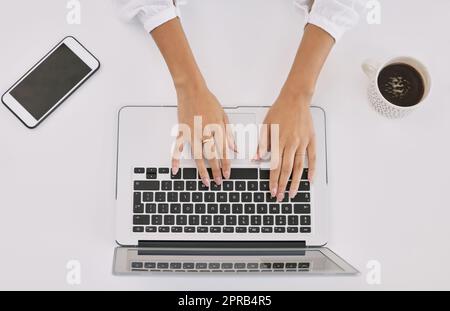 Jeu de fouets redoutable. Au-dessus de la photo d'une femme d'affaires utilisant un ordinateur portable dans un bureau moderne. Banque D'Images