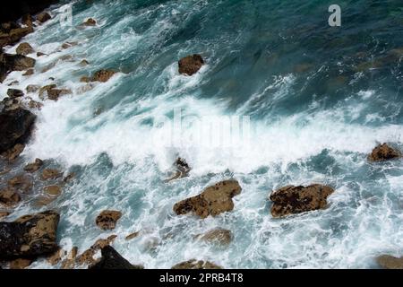Rochers dans les brise-roches sur la côte Banque D'Images