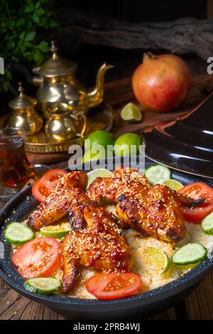 couscous avec ailes de poulet frites épicées Banque D'Images