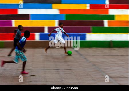 Les garçons afro-colombiens jouent au football de rue sur le front de mer de Quibdó, Chocó, Colombie. Banque D'Images