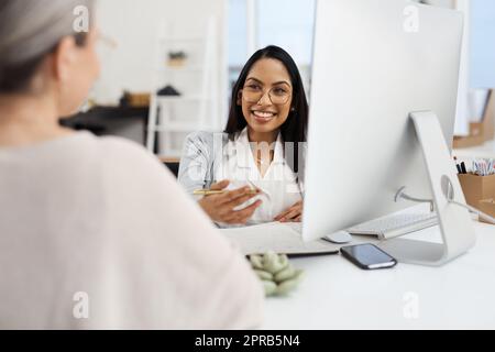 Présentation de l'entreprise. Une jeune femme d'affaires attirante reçoit des informations de son responsable des ressources humaines au bureau. Banque D'Images