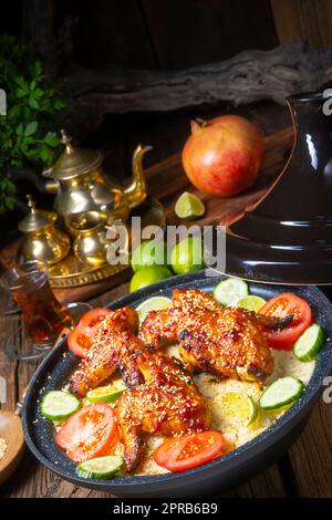 couscous avec ailes de poulet frites épicées Banque D'Images