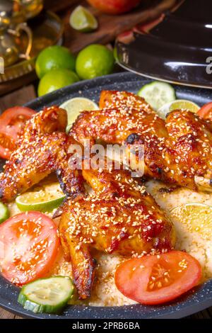 couscous avec ailes de poulet frites épicées Banque D'Images