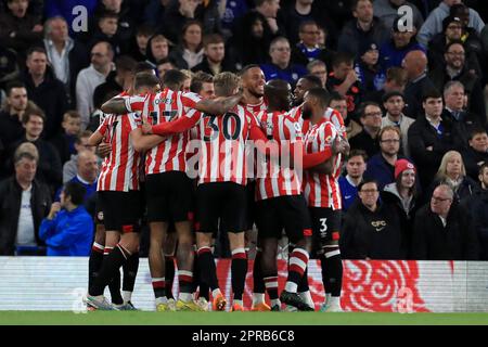 Londres, Royaume-Uni. 26th avril 2023. Les joueurs de Brentford célèbrent la prise de tête après un but propre du César Azpilicueta de Chelsea lors du match de la Premier League entre Chelsea et Brentford au Stamford Bridge, Londres, Angleterre, le 26 avril 2023. Photo de Carlton Myrie. Utilisation éditoriale uniquement, licence requise pour une utilisation commerciale. Aucune utilisation dans les Paris, les jeux ou les publications d'un seul club/ligue/joueur. Crédit : UK Sports pics Ltd/Alay Live News Banque D'Images