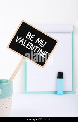 Texte montrant l'inspiration être ma Saint-Valentin. Internet concept proposition d'aller sur une date sur 14 février sentiments romantiques petit tableau noir avec message important dans la coupe sur le bureau avec presse-papiers. Banque D'Images