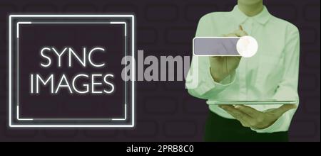 Symbole de texte indiquant les images synchronisées. Concept d'entreprise faire des photos identiques sur tous les appareils accessibles partout Lady en costume tenant un stylo symbolisant les succès du travail d'équipe. Banque D'Images