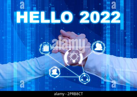 Affichage conceptuel Bonjour 2022. Vitrine d'affaires espérant une grandeur à réaliser pour la nouvelle année à venir mains tremblantes présentant des idées de plan innovantes symbolisant le travail d'équipe. Banque D'Images