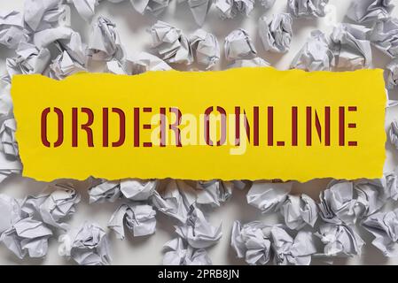 Affiche textuelle indiquant Commander en ligne. Approche commerciale Acheter des biens et des services auprès des vendeurs sur Internet Notes froissés placées sous informations importantes écrites sur papier. Banque D'Images
