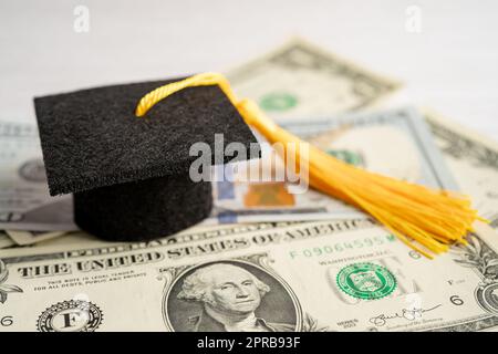 Chapeau d'écart de graduation sur les billets en dollars américains argent, Education étude Fee Learning Teach concept. Banque D'Images